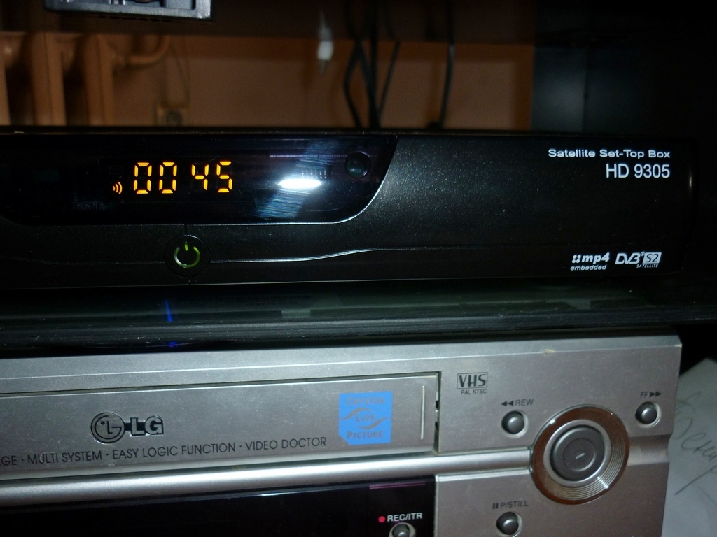 Ресивер GS 9305 HD установленный на старенький видик