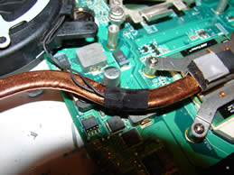 Термодатчик, закрепленный на тепловой трубке системы охлаждения ноутбука
