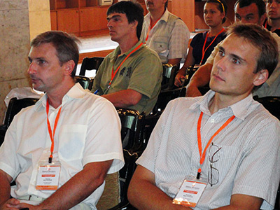Специалисты SatServis_ - Эдуард Махницкий и Быстрюков Евгений на форуме Континент (слева направо)